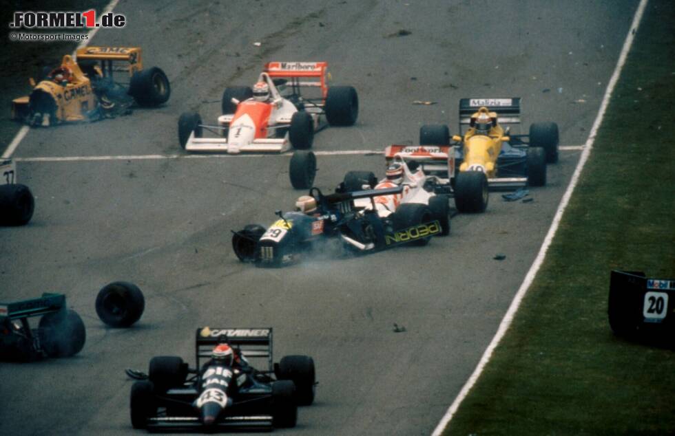 Brands Hatch am 21. August 1988: Bei diesem schweren Unfall in der Formel 3000 zieht sich Johnny Herbert (gelbes Auto oben links) mehrere Beinbrüche zu. Seine Motorsport-Karriere scheint beendet zu sein ... Brands Hatch am 21. August 1988: Bei diesem schweren Unfall in der Formel 3000 zieht sich Johnny Herbert (gelbes Auto oben links) mehrere Beinbrüche zu. Seine Motorsport-Karriere scheint beendet zu sein ...