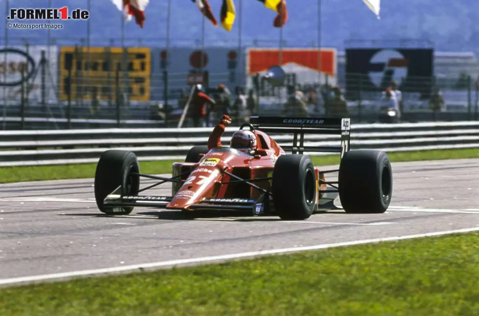 Am Ende gewinnt etwas überraschend Herberts britischer Landsmann Nigel Mansell im Ferrari 640 den Auftakt der Formel-1-Saison 1989. Erstmals war ein Fahrzeug mit halbautomatischem Getriebe siegreich. Foto zur News: Am Ende gewinnt etwas überraschend Herberts britischer Landsmann Nigel Mansell im Ferrari 640 den Auftakt der Formel-1-Saison 1989. Erstmals war ein Fahrzeug mit halbautomatischem Getriebe siegreich.