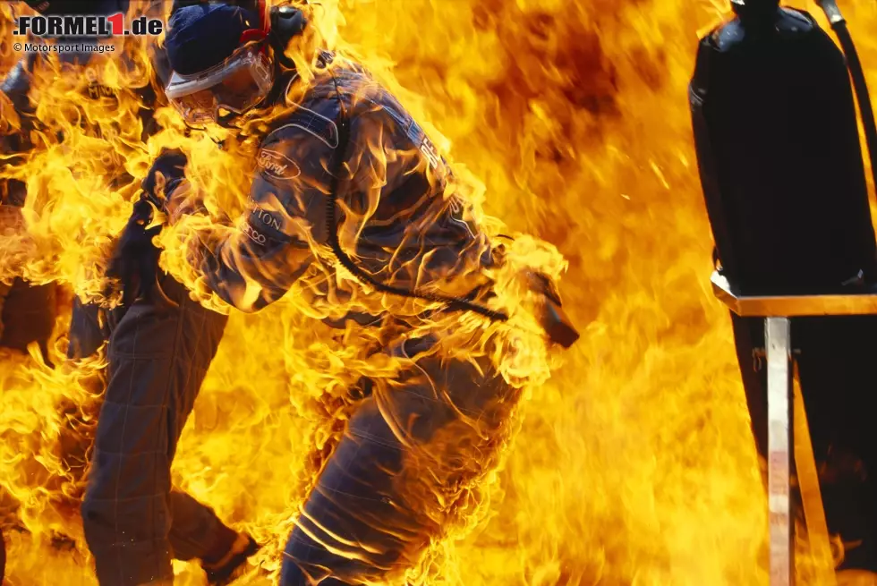 ... dieses Bild eines Benetton-Mechanikers, der von Flammen umhüllt dem Inferno entkommen will. Auch hier werden die Beteiligten nur leicht verletzt. Schuld an dem Zwischenfall ist übrigens beim Tankvorgang auslaufendes Benzin, das sich auf der Motorhaube entzündet. Foto zur News: ... dieses Bild eines Benetton-Mechanikers, der von Flammen umhüllt dem Inferno entkommen will. Auch hier werden die Beteiligten nur leicht verletzt. Schuld an dem Zwischenfall ist übrigens beim Tankvorgang auslaufendes Benzin, das sich auf der Motorhaube entzündet.
