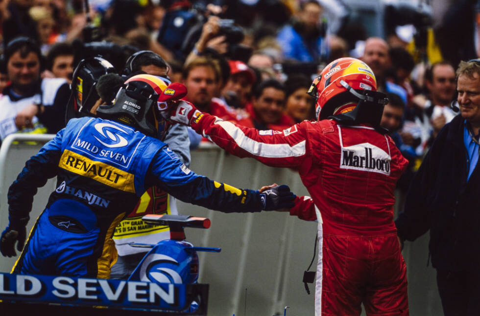 Foto zur News: Schumacher gratuliert seinem Rivalen zu einem großartigen Rennen: &quot;Als ich erst einmal hinter ihm war, konnte ich nur pushen und hoffen, dass er einen kleinen Fehler macht. Aber den Gefallen hat er mir nicht getan. Er hat nicht die geringste Schwäche gezeigt. Es hat aber viel Spaß gemacht - und ich denke ihm auch.&quot;