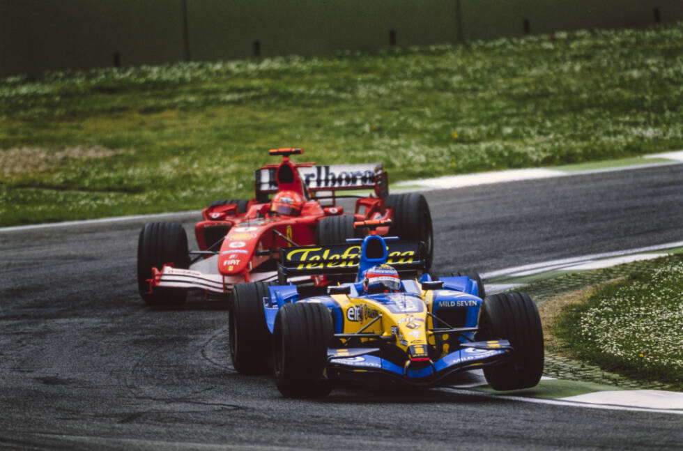 Foto zur News: Alonso war da schon zum zweiten Stopp an die Box gekommen. Schumacher brilliert mit leerem Tank mit schnellen Runden und kommt nach seinem zweiten Stopp direkt hinter dem Spanier auf die Strecke. Zwölf Runden bleiben ihm, um am Renault vorbeizugehen.