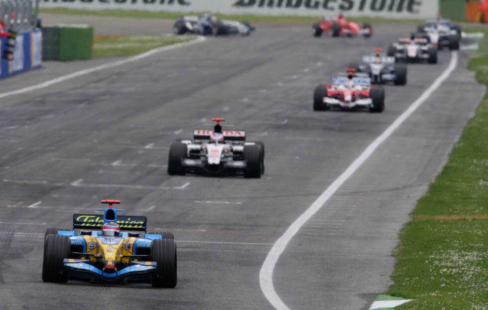 Foto zur News: Die Führung geht an Fernando Alonso vor Jenson Button. Michael Schumacher hat zu dem Zeitpunkt großen Rückstand, kann vor seinem Boxenstopp aber frei fahren, während die Konkurrenz hinter Jarno Trullis Toyota festhängt. So kommt &quot;Schumi&quot; nach seinem ersten Stopp auf Rang drei auf die Strecke.