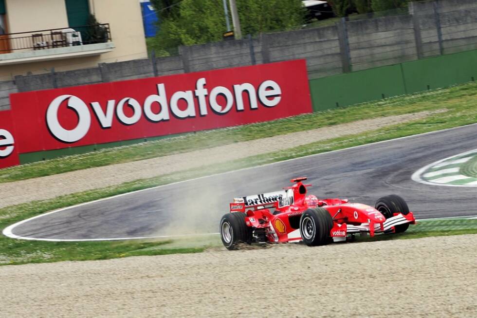 Foto zur News: Michael Schumacher bringt sich in Imola 2005 selbst in eine schlechte Ausgangsposition: Durch einen Fahrfehler im zweiten Qualifying wird der Ferrari-Pilot nur 14. und hat am Start eine Menge Arbeit vor sich.