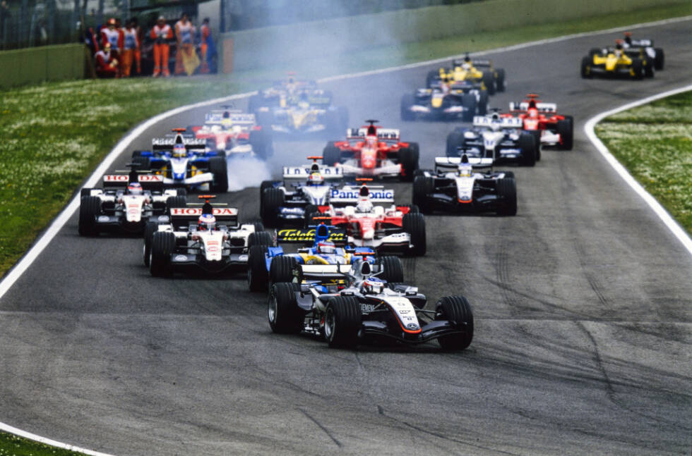Foto zur News: Die Pole geht an Kimi Räikkönen, der sich am Start absetzen kann und souverän in Führung geht. Der Finne sieht wie der logische Sieger aus, weil er mehr Sprit im Tank hat als sein ärgster Verfolger Fernando Alonso, der zwei der ersten drei Saisonrennen gewinnen konnte.