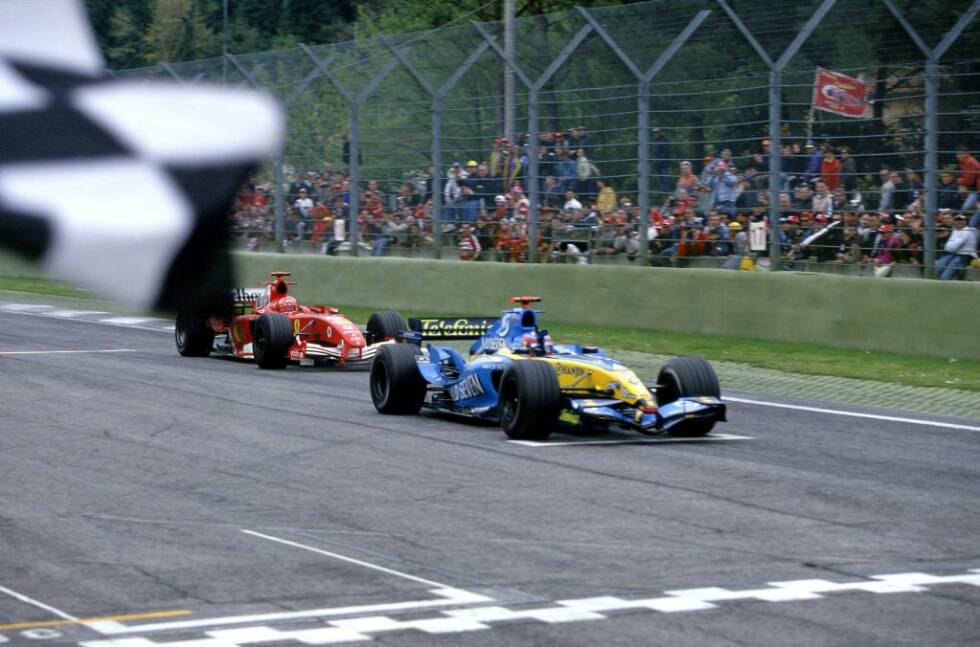 Foto zur News: Am Ende fährt Alonso mit 0,2 Sekunden Vorsprung als Sieger über die Ziellinie und holt seinen dritten Sieg in Folge. Für Schumacher bleibt es eine der wenigen Sternstunden 2005. Sein einziger Sieg folgt beim Skandalrennen in Indianapolis.