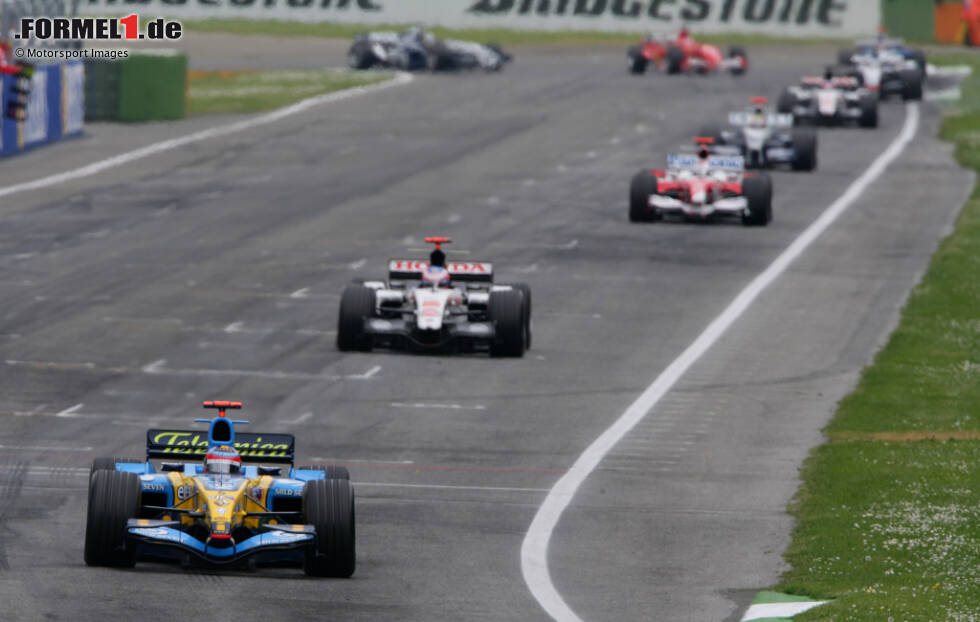 Foto zur News: Die Führung geht an Fernando Alonso vor Jenson Button. Michael Schumacher hat zu dem Zeitpunkt großen Rückstand, kann vor seinem Boxenstopp aber frei fahren, während die Konkurrenz hinter Jarno Trullis Toyota festhängt. So kommt &quot;Schumi&quot; nach seinem ersten Stopp auf Rang drei auf die Strecke.