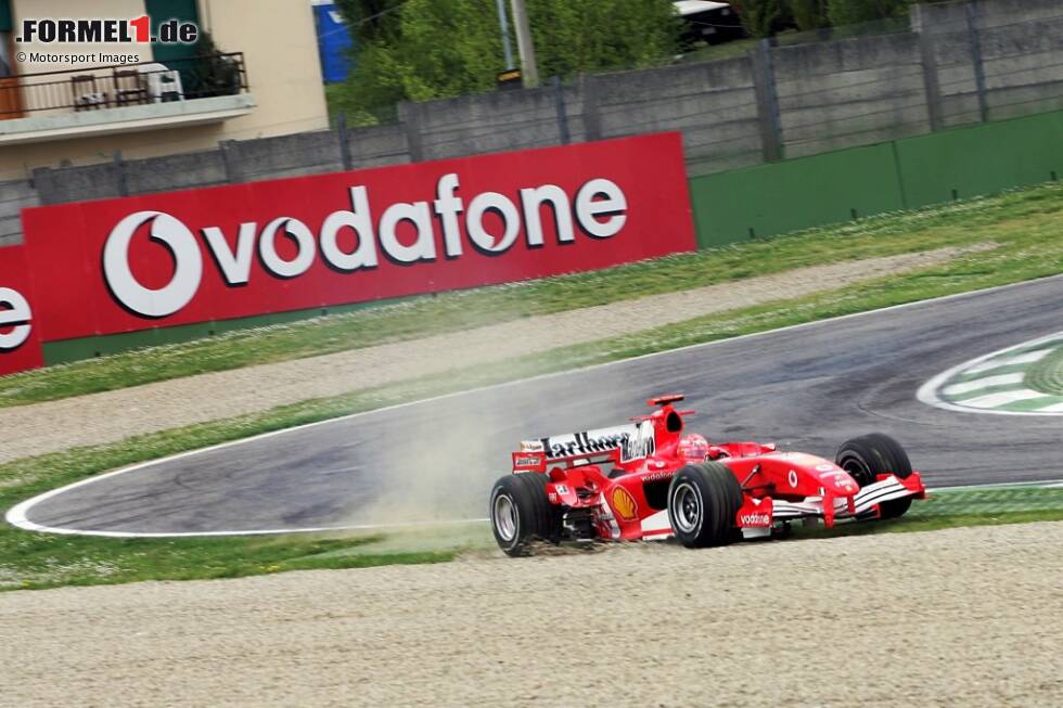 Michael Schumacher bringt sich in Imola 2005 selbst in eine schlechte Ausgangsposition: Durch einen Fahrfehler im zweiten Qualifying wird der Ferrari-Pilot nur 14. und hat am Start eine Menge Arbeit vor sich. Michael Schumacher bringt sich in Imola 2005 selbst in eine schlechte Ausgangsposition: Durch einen Fahrfehler im zweiten Qualifying wird der Ferrari-Pilot nur 14. und hat am Start eine Menge Arbeit vor sich.