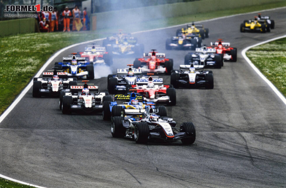 Foto zur News: Die Pole geht an Kimi Räikkönen, der sich am Start absetzen kann und souverän in Führung geht. Der Finne sieht wie der logische Sieger aus, weil er mehr Sprit im Tank hat als sein ärgster Verfolger Fernando Alonso, der zwei der ersten drei Saisonrennen gewinnen konnte.