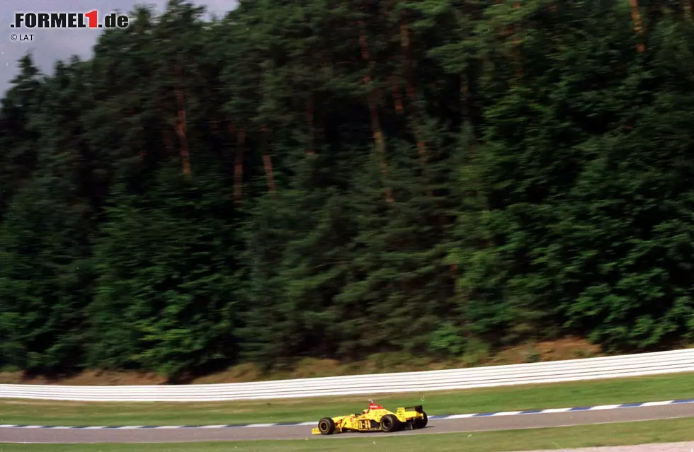 Waldgeraden in Hockenheim - Hat dir der Hockenheimring vor dem Umbau auch besser gefallen? Der Wiedererkennungswert war auf jeden Fall deutlich größer! Foto zur News: Waldgeraden in Hockenheim - Hat dir der Hockenheimring vor dem Umbau auch besser gefallen? Der Wiedererkennungswert war auf jeden Fall deutlich größer!