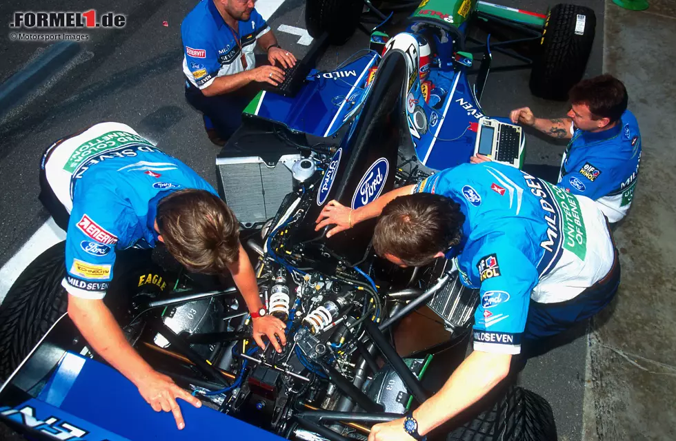 "Schummel-Schumi" - Hat Benetton 1994 illegale Fahrhilfen verwendet? Hat Schumacher Damon Hill beim Saisonfinale absichtlich abgeschossen? Und wie war das 1997 in Jerez? Wir erinnern uns jedenfalls noch gut an den nicht ganz so liebevollen Spitznamen, den "Schumi" damals bekommen hat ... Foto zur News: "Schummel-Schumi" - Hat Benetton 1994 illegale Fahrhilfen verwendet? Hat Schumacher Damon Hill beim Saisonfinale absichtlich abgeschossen? Und wie war das 1997 in Jerez? Wir erinnern uns jedenfalls noch gut an den nicht ganz so liebevollen Spitznamen, den "Schumi" damals bekommen hat ...