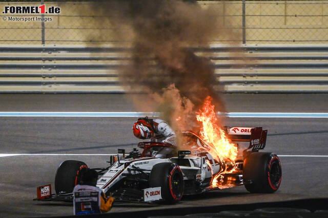 Foto zur News: Der Feuerunfall von Romain Grosjean ist allen noch gut im Gedächtnis, da brennt im Freitagstraining in Abu Dhabi plötzlich der Alfa Romeo von Kimi Räikkönen!