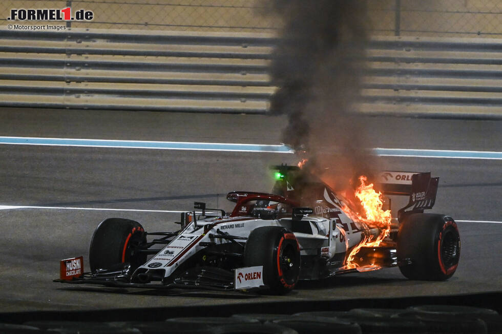 Foto zur News: ... Räikkönen manövriert es daraufhin von der Fahrbahn und in die Auslaufzone. Dort züngeln die Flammen bereits am Heck des Fahrzeugs hoch!