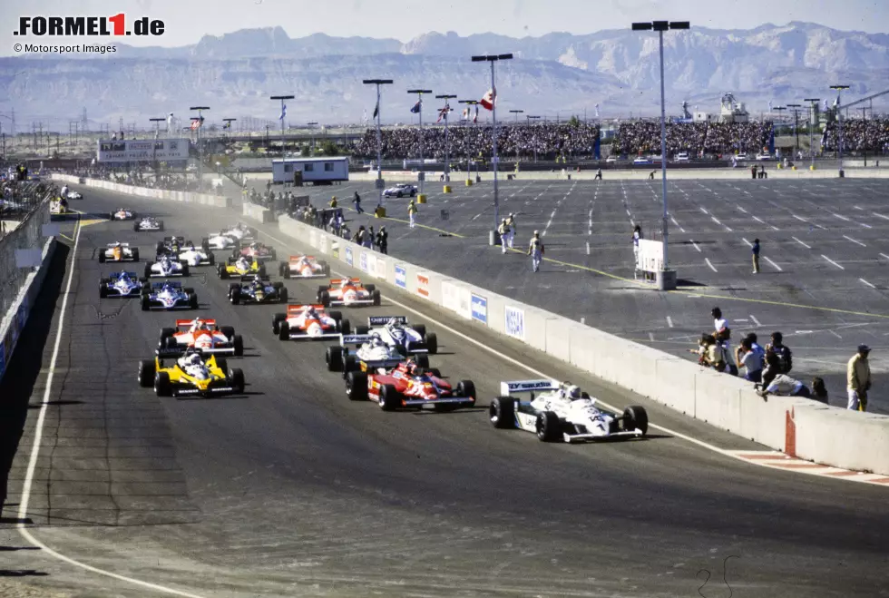 ... Las Vegas dem "Nudeltopf" in Indianapolis immerhin voraus - und mehr: Die beiden Rennen 1981 und 1982 heißen offiziell "Caesars Palace Grand Prix" - benannt nach dem Hotel, auf dessen Parkplatz die nicht permanente Rennstrecke entstanden ist. Und mehr Abweichen von der Norm geht nicht! Foto zur News: ... Las Vegas dem "Nudeltopf" in Indianapolis immerhin voraus - und mehr: Die beiden Rennen 1981 und 1982 heißen offiziell "Caesars Palace Grand Prix" - benannt nach dem Hotel, auf dessen Parkplatz die nicht permanente Rennstrecke entstanden ist. Und mehr Abweichen von der Norm geht nicht!