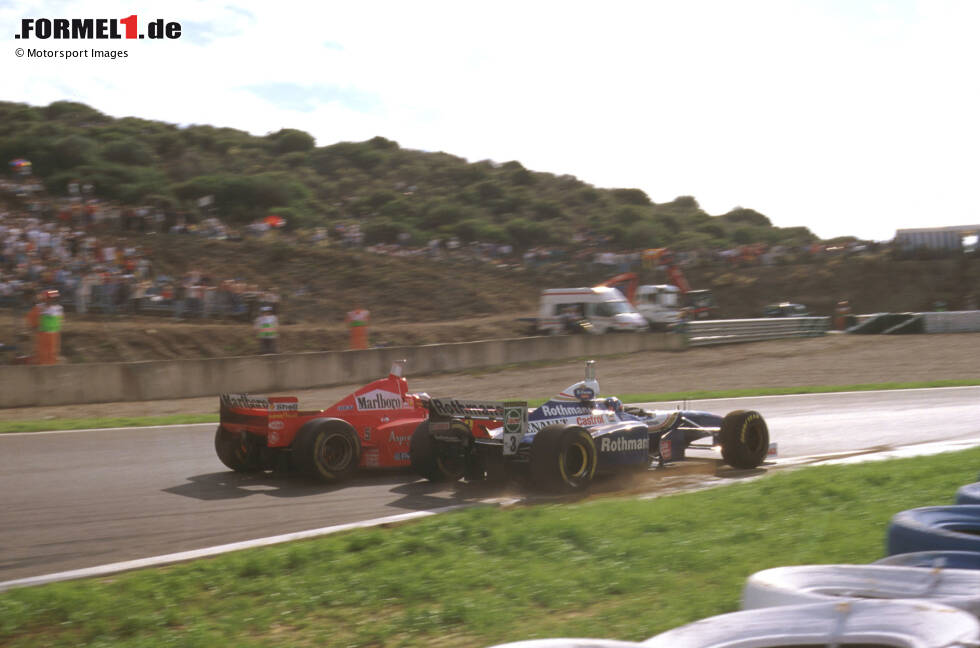 Foto zur News: ... die Version 1997 in Jerez in Spanien, als Michael Schumacher seinem WM-Rivalen Jacques Villeneuve ins Auto fährt und durch diesen &quot;Rammstoß&quot; sowohl den Titelkampf als auch (etwas später) seine Position in der WM-Gesamtwertung verliert. Und Schumacher ...