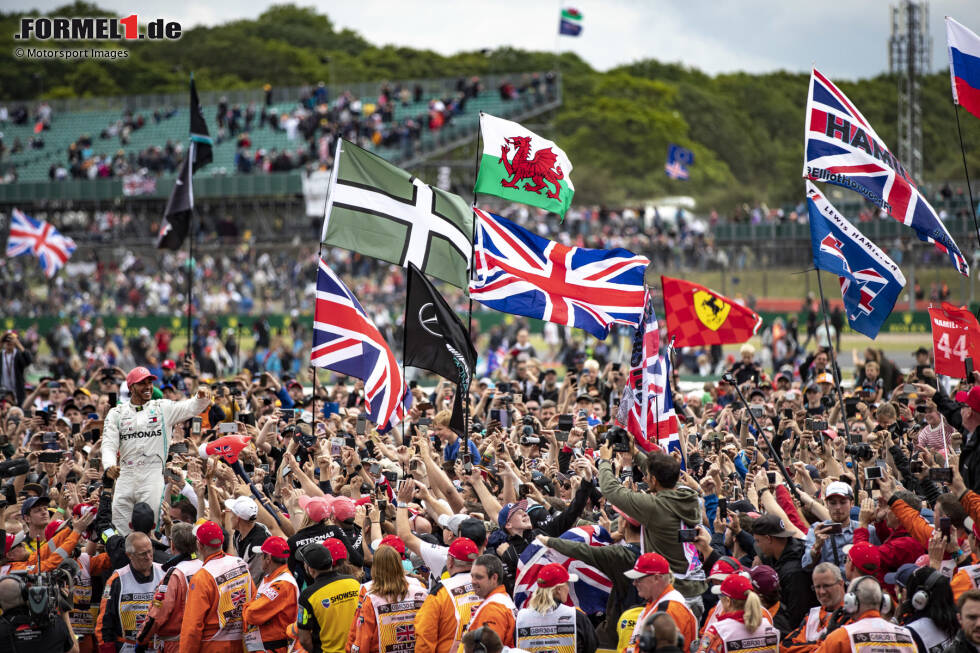 ... Silverstone lässt sich für ein zweites Rennen einen besonderen Namen einfallen. Denn dort fand einst der erste WM-Lauf der Formel-1-Geschichte statt. Deshalb bekommt die britische Strecke den "Grand Prix zum 70. Jubiläum" der Formel 1. Einen solchen Ehrentitel gab es noch nie, aber ... ... Silverstone lässt sich für ein zweites Rennen einen besonderen Namen einfallen. Denn dort fand einst der erste WM-Lauf der Formel-1-Geschichte statt. Deshalb bekommt die britische Strecke den "Grand Prix zum 70. Jubiläum" der Formel 1. Einen solchen Ehrentitel gab es noch nie, aber ...