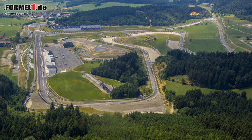 Not macht erfinderisch: Das Coronavirus-bedingt zweite Österreich-Rennen der Formel 1 2020 in Spielberg heißt offiziell "Steiermark-Grand-Prix". Doch die Formel 1 ist seit 1950 schon mehrfach von ihrer traditionellen Länderbezeichnung der einzelnen Rennen abgewichen. Unsere Fotostrecke zeigt die außergewöhnlichsten Grand-Prix-Namen! Not macht erfinderisch: Das Coronavirus-bedingt zweite Österreich-Rennen der Formel 1 2020 in Spielberg heißt offiziell "Steiermark-Grand-Prix". Doch die Formel 1 ist seit 1950 schon mehrfach von ihrer traditionellen Länderbezeichnung der einzelnen Rennen abgewichen. Unsere Fotostrecke zeigt die außergewöhnlichsten Grand-Prix-Namen!