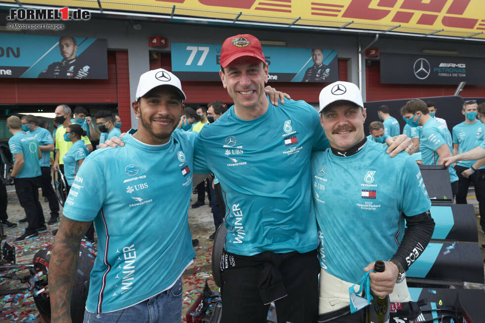 Mercedes hat in Imola einen neuen Rekord aufgestellt. Der Rennstall feiert 2020 bereits seinen siebten WM-Titel in Folge. So eine lange Serie hat es in der Geschichte der Formel 1 noch nie gegeben. Wir schauen uns an, welche Teams die längsten WM-Serien in der Konstrukteursmeisterschaft hingelegt haben. Mercedes hat in Imola einen neuen Rekord aufgestellt. Der Rennstall feiert 2020 bereits seinen siebten WM-Titel in Folge. So eine lange Serie hat es in der Geschichte der Formel 1 noch nie gegeben. Wir schauen uns an, welche Teams die längsten WM-Serien in der Konstrukteursmeisterschaft hingelegt haben.