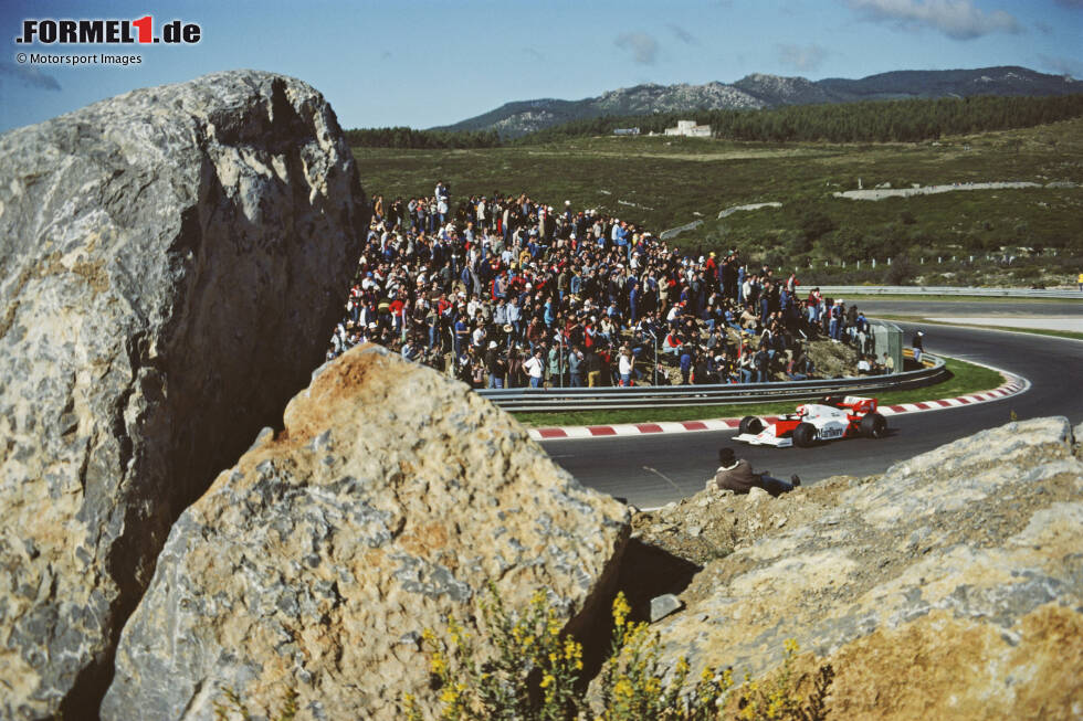 ... kommt der McLaren-Fahrer nicht auf Touren, landet abgeschlagen auf P11 der Startaufstellung. Sein großer WM-Rivale Alain Prost wird Zweiter. ... kommt der McLaren-Fahrer nicht auf Touren, landet abgeschlagen auf P11 der Startaufstellung. Sein großer WM-Rivale Alain Prost wird Zweiter.