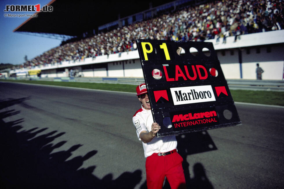 Foto zur News: ... reicht es für Prost nicht zum Titel: Lauda gewinnt die Meisterschaft denkbar knapp um 0,5 Punkte vor Prost.