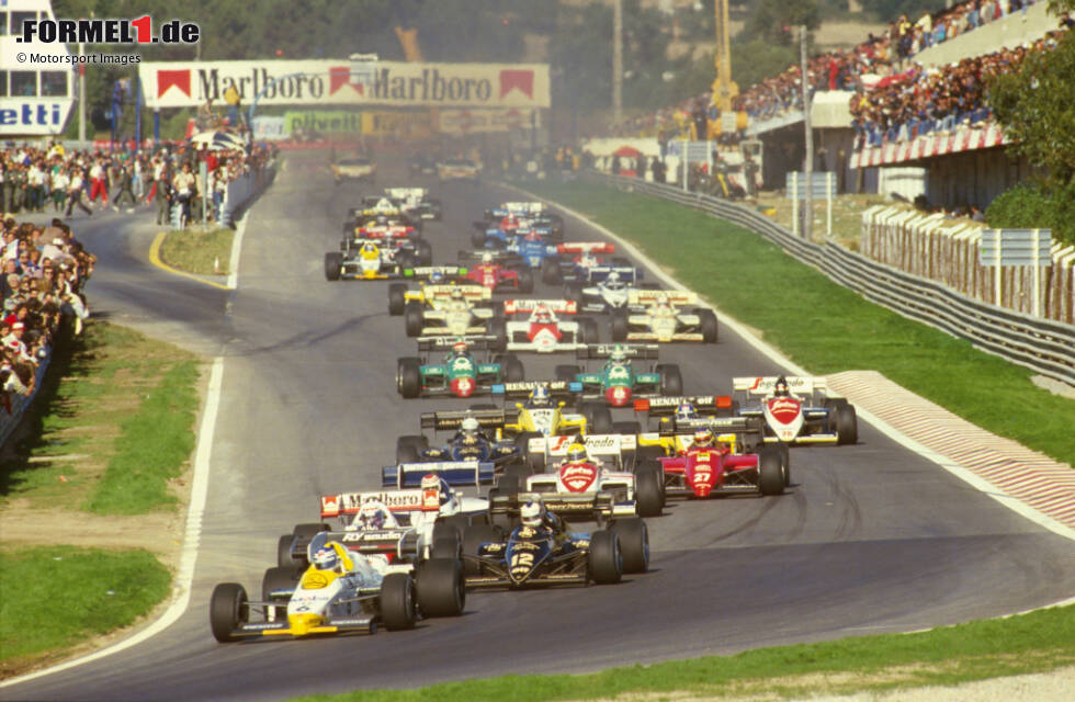Foto zur News: Dieses Bild vom Start zum Portugal-Grand-Prix zeigt die schwierige Aufgabe, die Lauda vor sich hat. &quot;Ich wusste, ich musste Zweiter werden, um den Titel zu gewinnen&quot;, sagt er später.