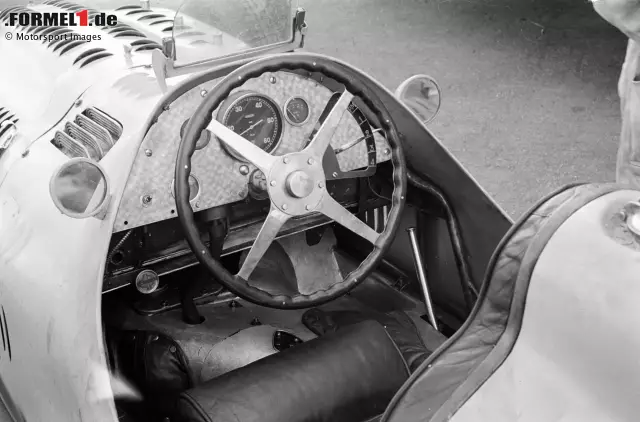 Foto zur News: Ein schlichtes Stück Holz auf einem Metallrahmen, im Idealfall noch mit Leder verkleidet: Mit einem solchen Lenkrad sind die Fahrer in den 1950er-Jahren in die ersten WM-Läufe der Formel-1-Geschichte gestartet. In dieser Fotostrecke zeigen wir, wie sich die Lenkräder von einst zu Hightech-Spielzeugen entwickelt haben!