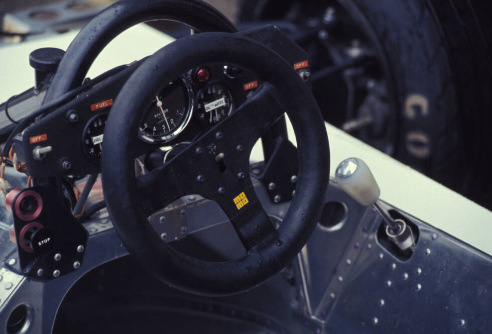 Foto zur News: Diese Lösung macht Schule, wie der Surtees TS19 von 1977 beweist. Auch hier befindet sich ein Schalter auf dem Lenkrad. Damit kann der Fahrer die Zündung (Englisch: Ignition) ein- und ausschalten.