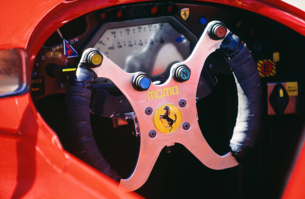 Foto zur News: ... erst zur Mitte der 1990er-Jahre geht es Schlag auf Schlag: Ferrari versieht den 412T von 1995 bereits mit mehreren Knöpfen am Lenkrad, das zudem über eine verbesserte Ergonomie verfügt. Der Knopf N (&quot;neutral&quot;) steht für den Leerlauf.