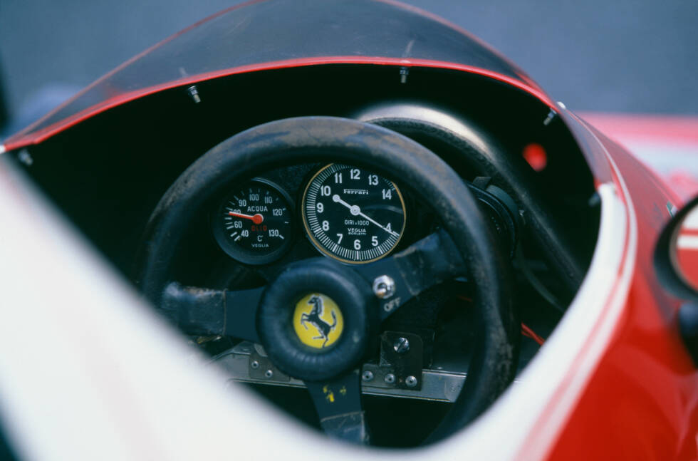 Foto zur News: ... zur Mitte des Jahrzehnts tauchen erste Schalter am Lenkrad auf. Der Ferrari 312T von 1975 bietet dem Fahrer so die Möglichkeit, eine Einstellung vorzunehmen, ohne die Hand vom Lenkrad nehmen zu müssen. Eine Revolution!