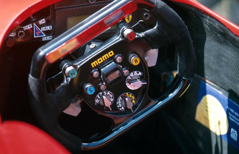 Foto zur News: In dieser Zeit tauchen zum ersten Mal Drehschalter auf dem Formel-1-Lenkrad auf, wie hier am Ferrari 310 von 1996. Nun sind auch ein kleines Display und die Drehzahlanzeige direkt ins Lenkrad integriert, dazu Knöpfe für den Funkverkehr (R) und den Boxengassenlimiter (L). Komplett rund ist nun kein Lenkrad mehr.