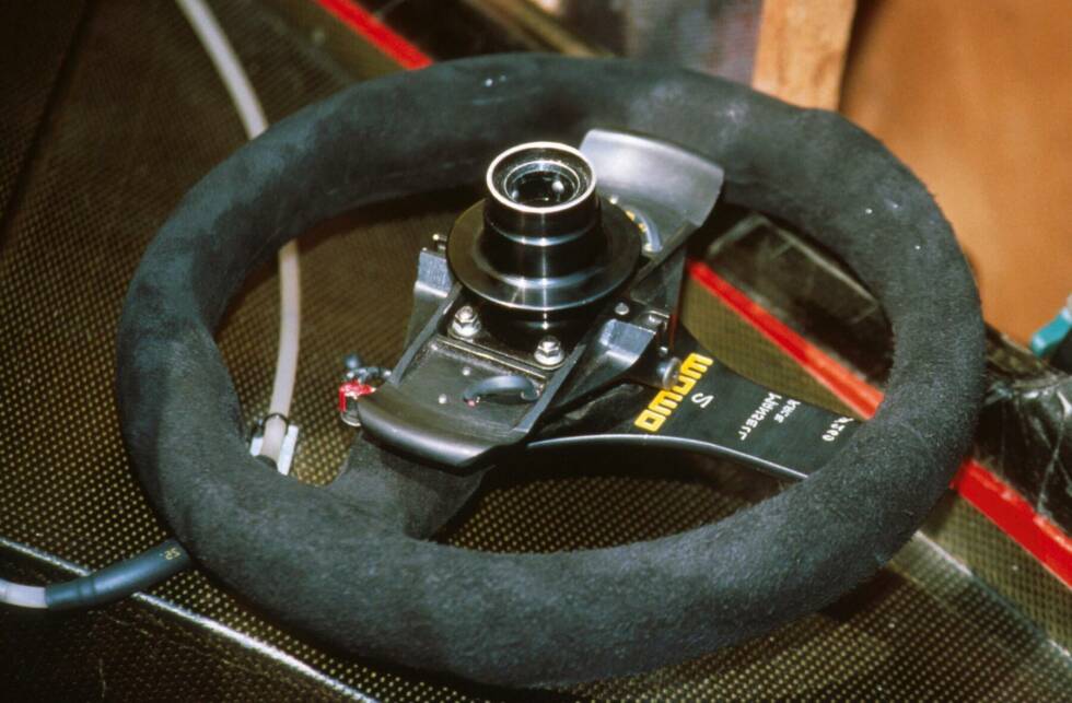 Foto zur News: Mit dem Ferrari 640 von 1989 hält die nächste Revolution Einzug: Schaltwippen am Lenkrad. Sie werden in den folgenden Jahren zum Formel-1-Standard, der Ganghebel hat bald ausgedient.