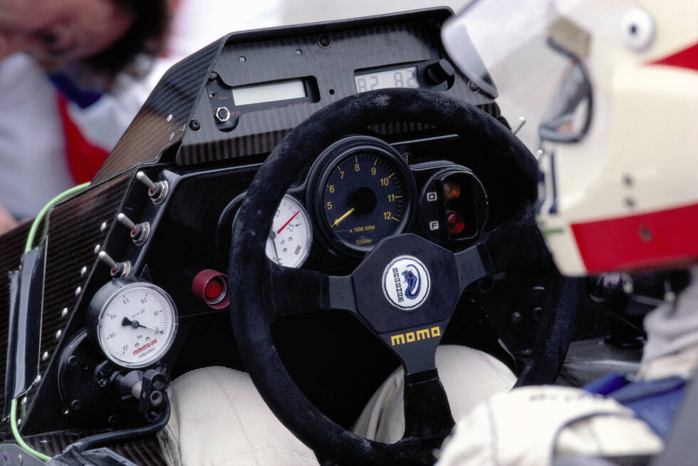 Foto zur News: 1984 ist das Lenkrad selbst noch immer sehr schlicht und einfach gehalten, aber die Instrumente dahinter und die damit verbundenen Einstellmöglichkeiten sind deutlich umfangreicher geworden. Der Lederkranz ist hier am Brabham BT53 bereits Geschichte und durch griffigeres Material ersetzt worden, wenngleich ...