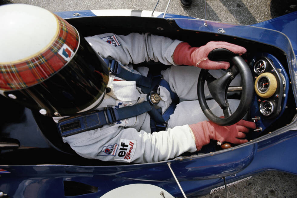 Foto zur News: Schön zu sehen am Beispiel von Jackie Stewart im Tyrrell 005: Lenkrad und Instrumente sind gepolstert für den Fall eines Zwischenfalls, bei dem der Fahrer nach vorne geschleudert werden könnte. Stewart ist ohnehin ein Vorreiter in Sachen Sicherheit, die in den 1970er-Jahren immer wichtiger wird.
