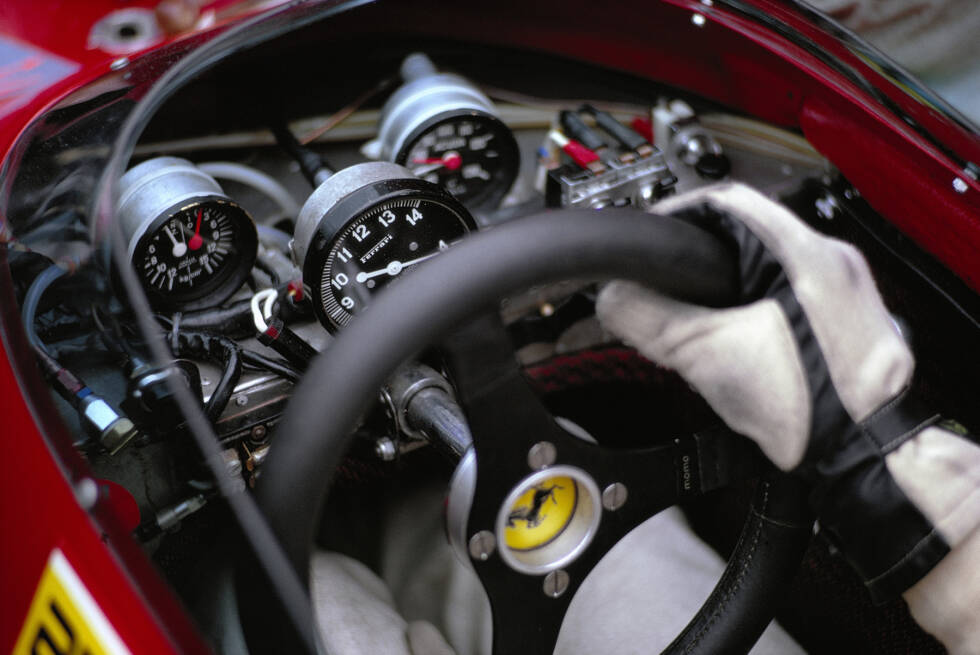 Foto zur News: Die Nahaufnahme zeigt: Das klassische Armaturenbrett gibt es schon nicht mehr bei Ferrari, sondern nur einzelne Instrumente und Anzeigen, und richtig viele Kabel!