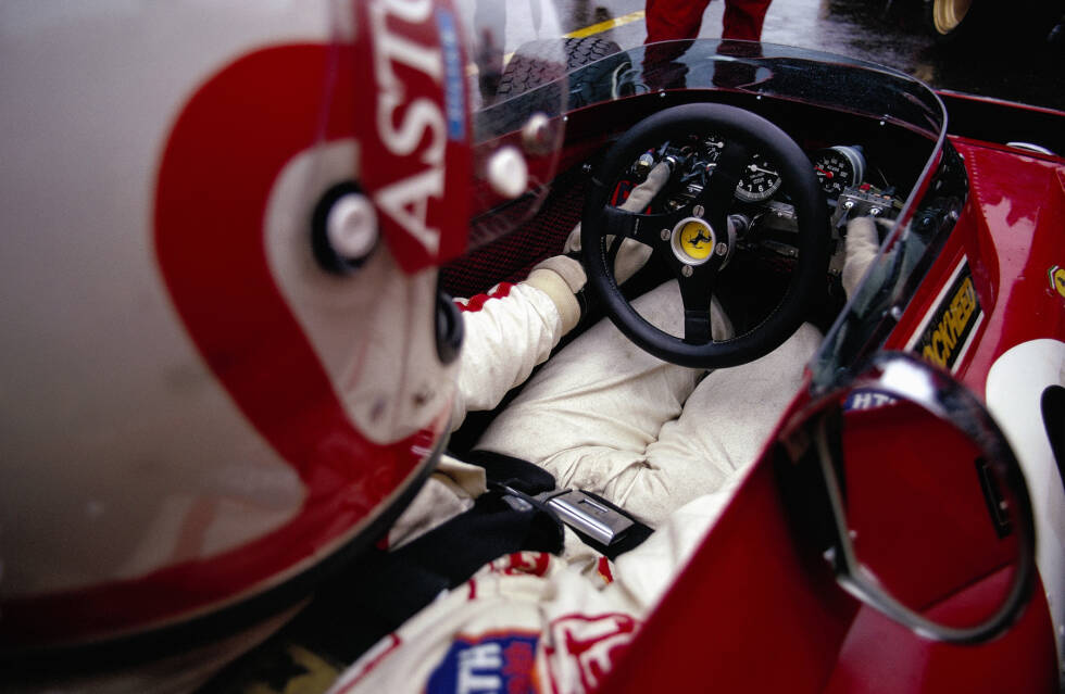 Foto zur News: Konkurrenten wie Ferrari - hier im 312B2 von 1971 - verlassen sich hingegen weiterhin auf die traditionelle Lösung, rüsten aber ihrerseits mit weiteren Schaltern und Hebeln im Hintergrund auf.