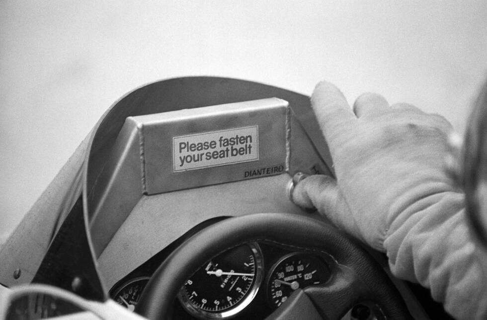 Foto zur News: Spannend wird es hier im Cockpit des Fittipaldi F8 von 1980: Ein kleines Schild erinnert an die Gurtpflicht, die zu diesem Zeitpunkt aber bereits fast zehn Jahre gilt!