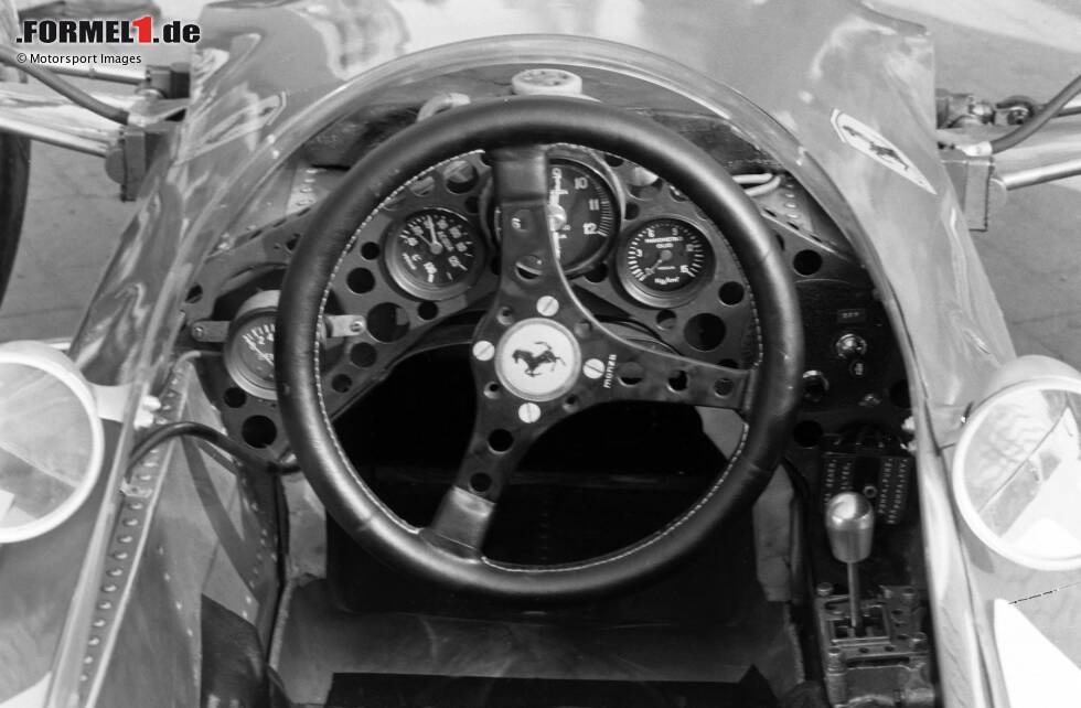 Foto zur News: So bleibt es bis in die 1960er-Jahre hinein. Einzig die Anzeigen im Cockpit verändern sich, am Lenkrad selbst tut sich nicht viel - außer dem verstärkten Einsatz von Leichtbaukonstruktionen, wie hier am Ferrari 246 von 1966.