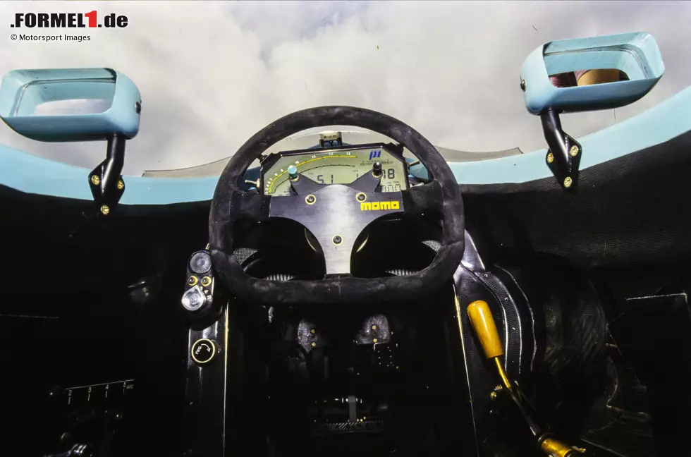 1991 bricht Leyton House mit dem CG911 immerhin die bisherige Lenkrad-Form auf und installiert zusätzliche Flächen für die beiden Knöpfe, aber ... Foto zur News: 1991 bricht Leyton House mit dem CG911 immerhin die bisherige Lenkrad-Form auf und installiert zusätzliche Flächen für die beiden Knöpfe, aber ...