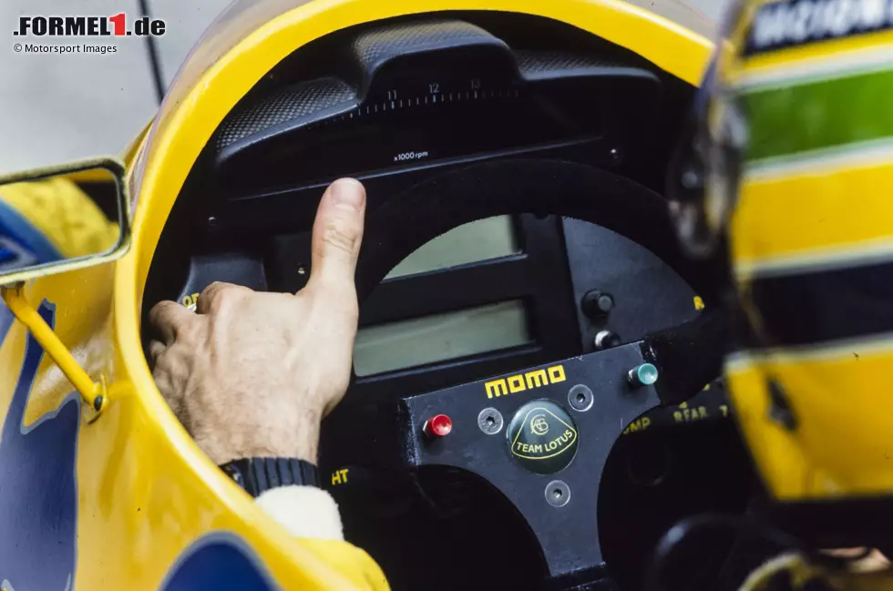 Mitte der 1980er-Jahre erhalten die Fahrer erstmals Knöpfe auf ihre Lenkräder. Der Lotus 99T von 1987 zeigt einen roten und einen grünen Knopf, dazu ein digitales Display im Hintergrund. Das analoge Armaturenbrett verschwindet aus dem Formel-1-Cockpit. Foto zur News: Mitte der 1980er-Jahre erhalten die Fahrer erstmals Knöpfe auf ihre Lenkräder. Der Lotus 99T von 1987 zeigt einen roten und einen grünen Knopf, dazu ein digitales Display im Hintergrund. Das analoge Armaturenbrett verschwindet aus dem Formel-1-Cockpit.