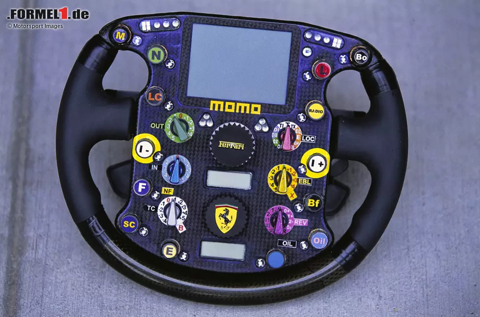 Nur sechs Jahre später hat sich das Lenkraddesign komplett verändert. Immer mehr Knöpfe und Schalter sowie ein vergrößertes Display halten Einzug, hier am Beispiel des Ferrari F2003-GA von 2003. Foto zur News: Nur sechs Jahre später hat sich das Lenkraddesign komplett verändert. Immer mehr Knöpfe und Schalter sowie ein vergrößertes Display halten Einzug, hier am Beispiel des Ferrari F2003-GA von 2003.