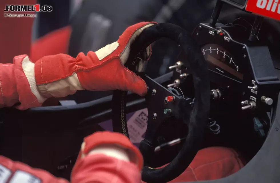 Zu Beginn der 1990er-Jahre weist das Lenkrad des McLaren MP4-5B von 1990 immer noch nur wenige Knöpfe auf. Foto zur News: Zu Beginn der 1990er-Jahre weist das Lenkrad des McLaren MP4-5B von 1990 immer noch nur wenige Knöpfe auf.