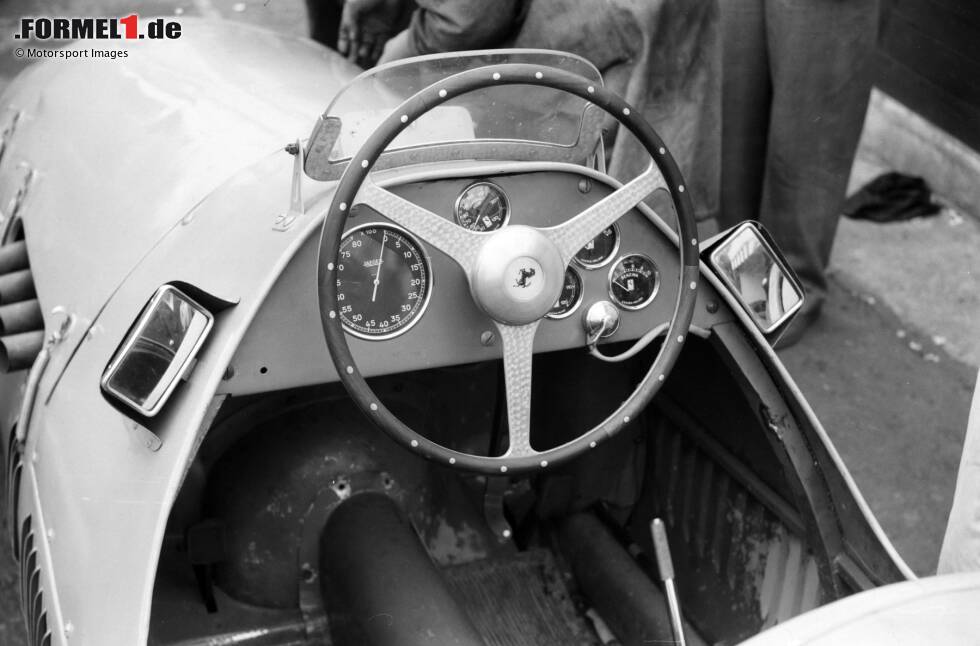 Foto zur News: Zunächst aber tut sich wenig: Die Lenkräder der 1950er-Jahre - hier im Cockpit eines Ferrari 500 - unterscheiden sich meist nur anhand der Lenkradstreben und anhand des Logos in der Mitte.