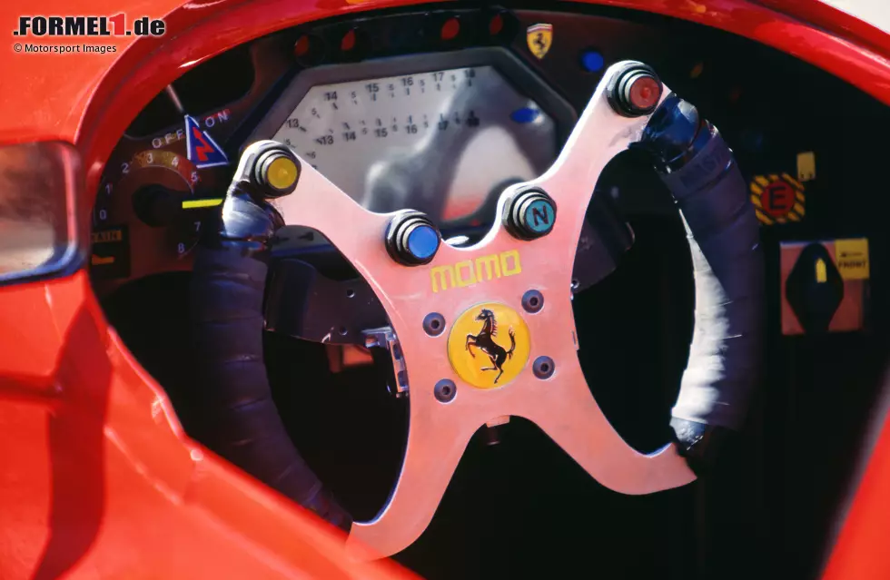 ... erst zur Mitte der 1990er-Jahre geht es Schlag auf Schlag: Ferrari versieht den 412T von 1995 bereits mit mehreren Knöpfen am Lenkrad, das zudem über eine verbesserte Ergonomie verfügt. Der Knopf N ("neutral") steht für den Leerlauf. Foto zur News: ... erst zur Mitte der 1990er-Jahre geht es Schlag auf Schlag: Ferrari versieht den 412T von 1995 bereits mit mehreren Knöpfen am Lenkrad, das zudem über eine verbesserte Ergonomie verfügt. Der Knopf N ("neutral") steht für den Leerlauf.