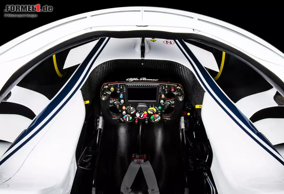 Und das ist der Stand der Dinge in der Formel 1. Vom ursprünglich so offenen, einfachen Cockpit, ist wenig geblieben. Halo schirmt die Fahrer heute vor Trümmerteilen ab, das Lenkrad passt gerade so ins Auto - und ist vollgepackt mit Funktionen, von denen die Grand-Prix-Helden der 1950er-Jahre nur träumen konnten ... Foto zur News: Und das ist der Stand der Dinge in der Formel 1. Vom ursprünglich so offenen, einfachen Cockpit, ist wenig geblieben. Halo schirmt die Fahrer heute vor Trümmerteilen ab, das Lenkrad passt gerade so ins Auto - und ist vollgepackt mit Funktionen, von denen die Grand-Prix-Helden der 1950er-Jahre nur träumen konnten ...