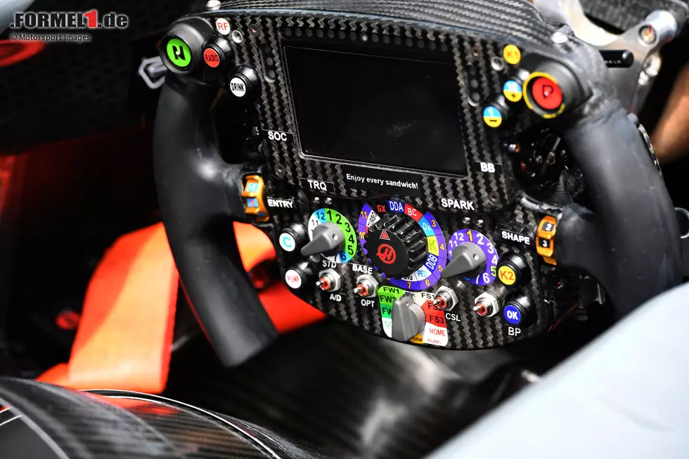 Das Lenkrad im Haas VF-16 von 2016 erinnert mit seiner unten offenen Form fast schon an ein Gamepad. "Spielereien" gibt es tatsächlich, zum Beispiel den verstellbaren Heckflügel (DRS). Gut zu erkennen ist hier das große Einheitsdisplay zentral im Lenkrad. Denn ein Armaturenbrett hat die Formel 1 schon lange nicht mehr ... Foto zur News: Das Lenkrad im Haas VF-16 von 2016 erinnert mit seiner unten offenen Form fast schon an ein Gamepad. "Spielereien" gibt es tatsächlich, zum Beispiel den verstellbaren Heckflügel (DRS). Gut zu erkennen ist hier das große Einheitsdisplay zentral im Lenkrad. Denn ein Armaturenbrett hat die Formel 1 schon lange nicht mehr ...