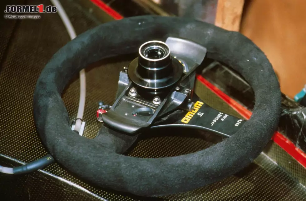 Mit dem Ferrari 640 von 1989 hält die nächste Revolution Einzug: Schaltwippen am Lenkrad. Sie werden in den folgenden Jahren zum Formel-1-Standard, der Ganghebel hat bald ausgedient. Foto zur News: Mit dem Ferrari 640 von 1989 hält die nächste Revolution Einzug: Schaltwippen am Lenkrad. Sie werden in den folgenden Jahren zum Formel-1-Standard, der Ganghebel hat bald ausgedient.