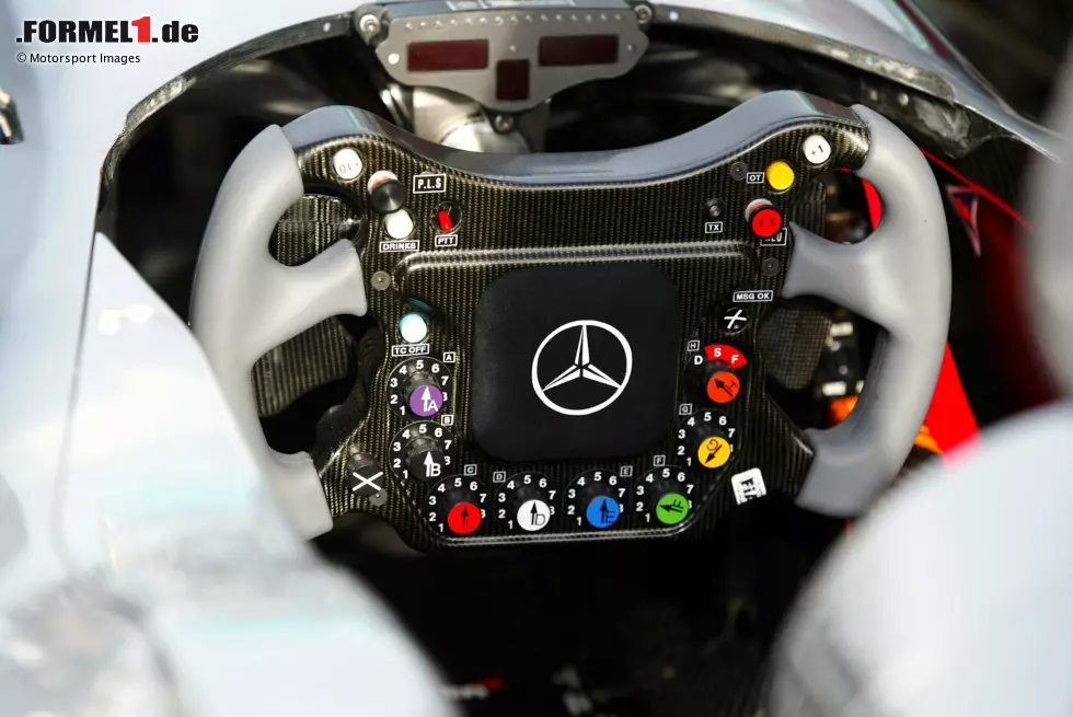 Ob Trinkflaschen-Aktivierung, Traktionskontrolle oder Reifenwahl: All das erledigt der Fahrer nun per Knopfdruck aus dem Cockpit heraus, direkt am Lenkrad. Wir sehen einen McLaren MP4-19 von 2004. Foto zur News: Ob Trinkflaschen-Aktivierung, Traktionskontrolle oder Reifenwahl: All das erledigt der Fahrer nun per Knopfdruck aus dem Cockpit heraus, direkt am Lenkrad. Wir sehen einen McLaren MP4-19 von 2004.