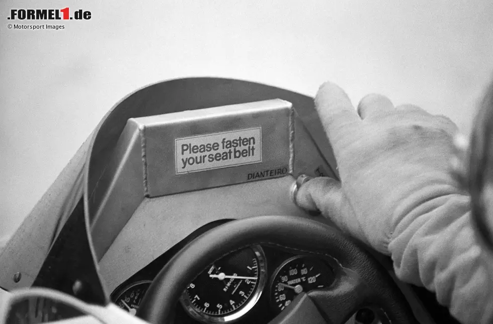 Spannend wird es hier im Cockpit des Fittipaldi F8 von 1980: Ein kleines Schild erinnert an die Gurtpflicht, die zu diesem Zeitpunkt aber bereits fast zehn Jahre gilt! Foto zur News: Spannend wird es hier im Cockpit des Fittipaldi F8 von 1980: Ein kleines Schild erinnert an die Gurtpflicht, die zu diesem Zeitpunkt aber bereits fast zehn Jahre gilt!