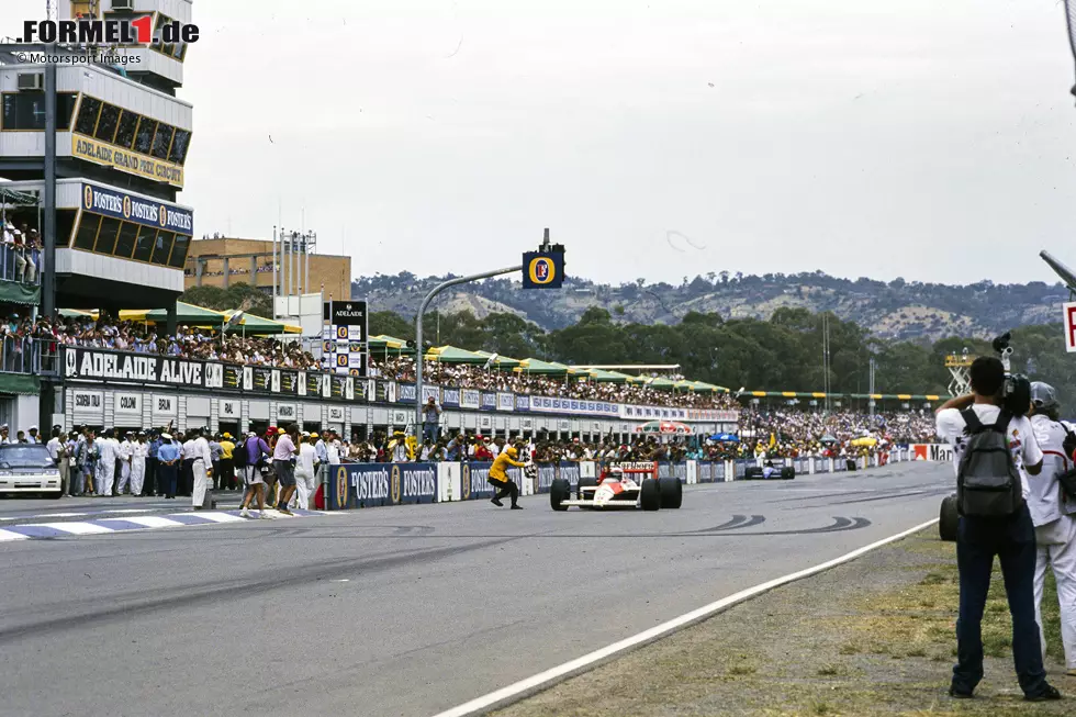 Auch das letzte Rennen des Jahres geht an McLaren. Senna steht erneut auf Pole, aber Prost gewinnt den Start und auch den Grand Prix. Er überrundet alle bis auf seine drei schärfsten Verfolger. Getriebeprobleme lassen Senna derweil eine halbe Minute hinter dem Teamkollegen ins Ziel kommen, für den letzten McLaren-Doppelsieg mit dem MP4/4. Foto zur News: Auch das letzte Rennen des Jahres geht an McLaren. Senna steht erneut auf Pole, aber Prost gewinnt den Start und auch den Grand Prix. Er überrundet alle bis auf seine drei schärfsten Verfolger. Getriebeprobleme lassen Senna derweil eine halbe Minute hinter dem Teamkollegen ins Ziel kommen, für den letzten McLaren-Doppelsieg mit dem MP4/4.