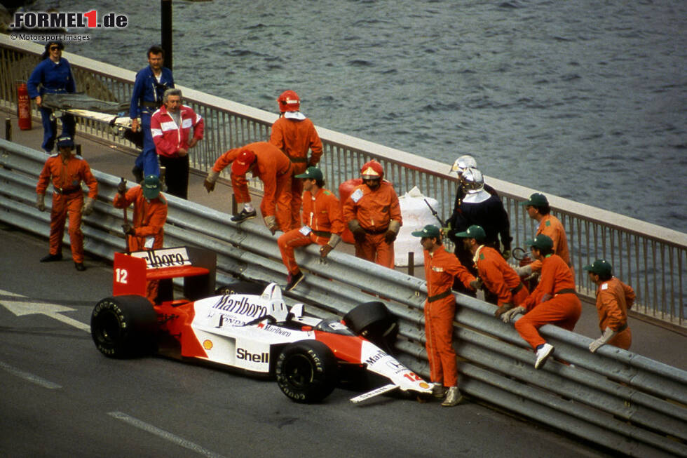 Foto zur News: Senna dominiert im Rennen, aber Prost holt auf. Vom McLaren-Kommandostand kommt deshalb eine Teamorder zugunsten von Senna. Dann das Unfassbare: Senna crasht in der 67. von 78 Runden und fällt aus. Damit fährt Prost unangefochten zum Sieg in Monte Carlo.