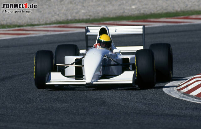 Foto zur News: Ganz in Weiß: Im September 1993 geht Ayrton Senna in einem McLaren-Lamborghini auf die Strecke. McLaren will damals wissen: Kann der bullige V12-Motor das Traditionsteam wieder zu alter Stärke führen?